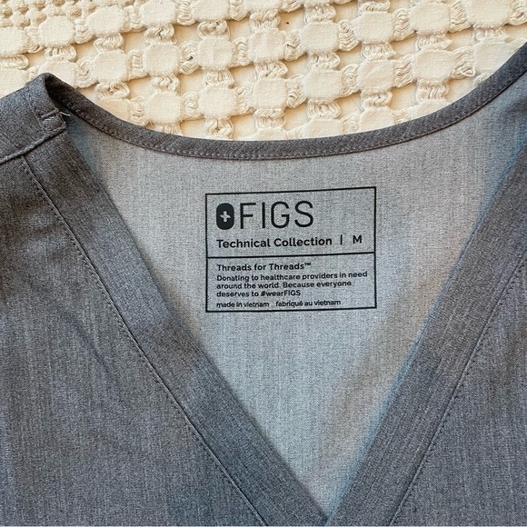 FIGS women's Graphite scrub set- Casma top and Zamora pants - Picture 3 of 5